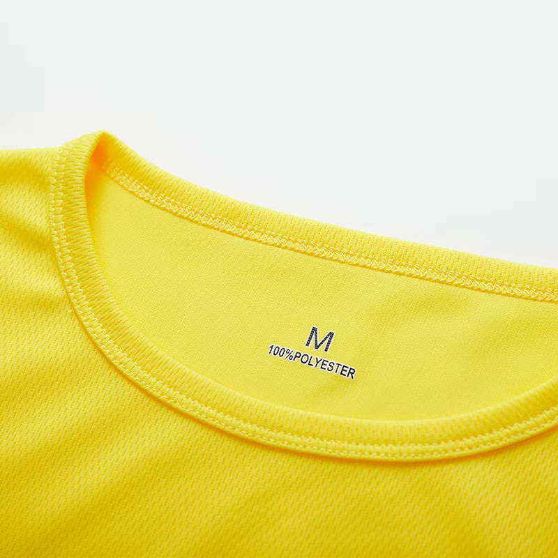 Col du t-shirt sport jaune, taille M, matière 100% polyester respirant, finition douce et confortable pour running et fitness