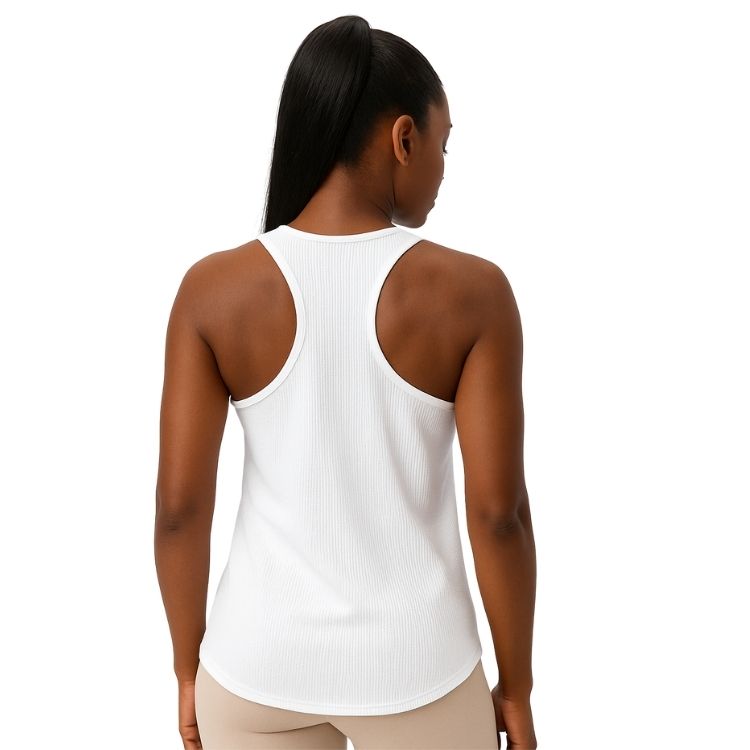 Débardeur sport femme blanc vu de dos, coupe nageur et tissu respirant côtelé