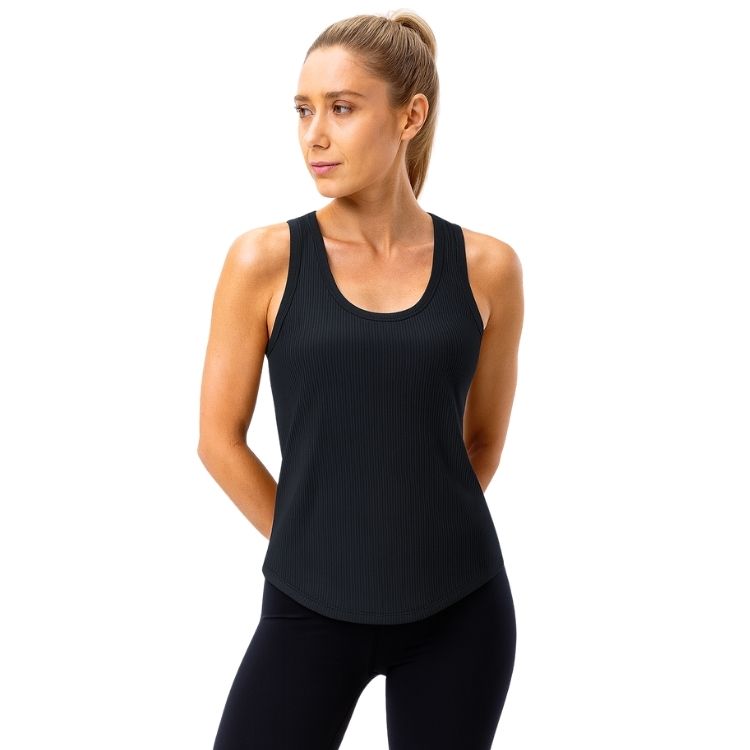 Débardeur sport femme noir avec coupe ajustée, tissu léger et posture décontractée