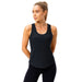 Débardeur sport femme noir avec coupe ajustée, tissu léger et posture décontractée