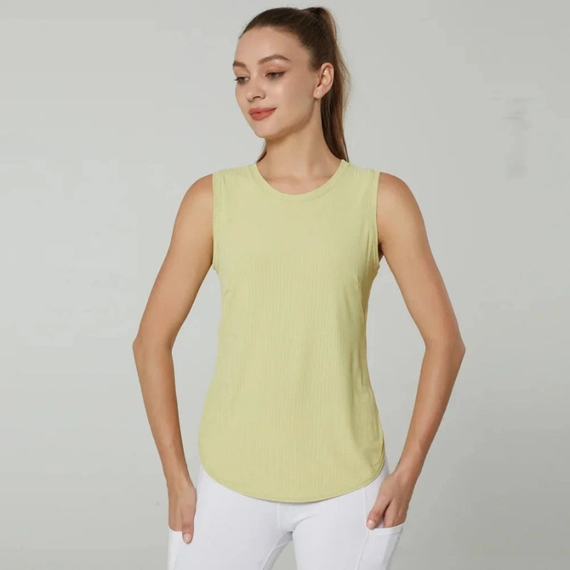 Débardeur de sport femme jaune respirant, vue de face, idéal pour le fitness, la musculation et les entraînements en salle