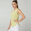 Débardeur de sport femme jaune respirant, vue de profil avec main sur la hanche, idéal pour le fitness, la gym et les entraînements quotidiens