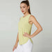 Débardeur de sport femme jaune respirant, vue de profil avec main sur la hanche, idéal pour le fitness, la gym et les entraînements quotidiens