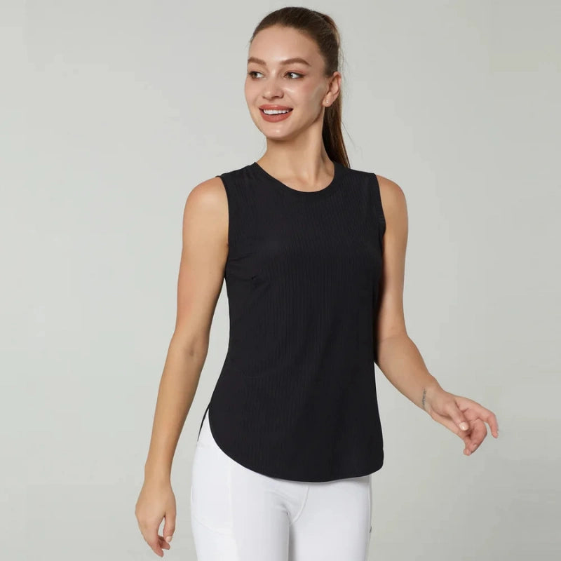 Débardeur de sport femme noir respirant, vue de profil en mouvement, idéal pour le fitness, le yoga et les entraînements dynamiques
