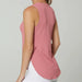 Débardeur de sport femme rose respirant, vue de côté avec détails sur la fente latérale, idéal pour le fitness, le yoga et la course