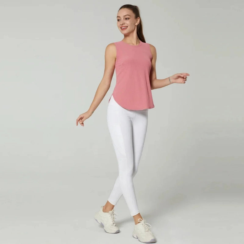 Débardeur de sport femme rose respirant, vue entière en mouvement, idéal pour le fitness, la danse et les entraînements dynamiques