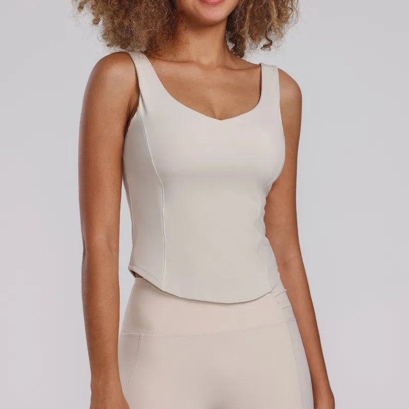 Débardeur sport femme sable zen, maintien naturel et tissu respirant, silhouette sculptée pour yoga, pilates et fitness.
