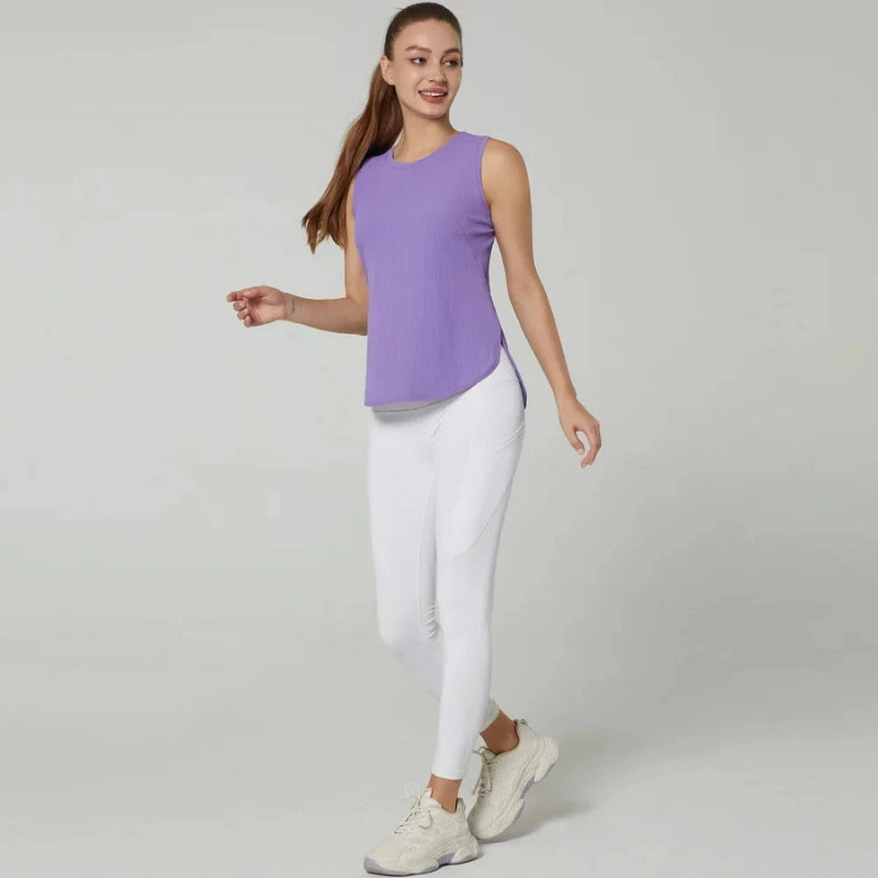 Débardeur de sport femme violet respirant, vue en mouvement, idéal pour le fitness, le running et les entraînements dynamiques