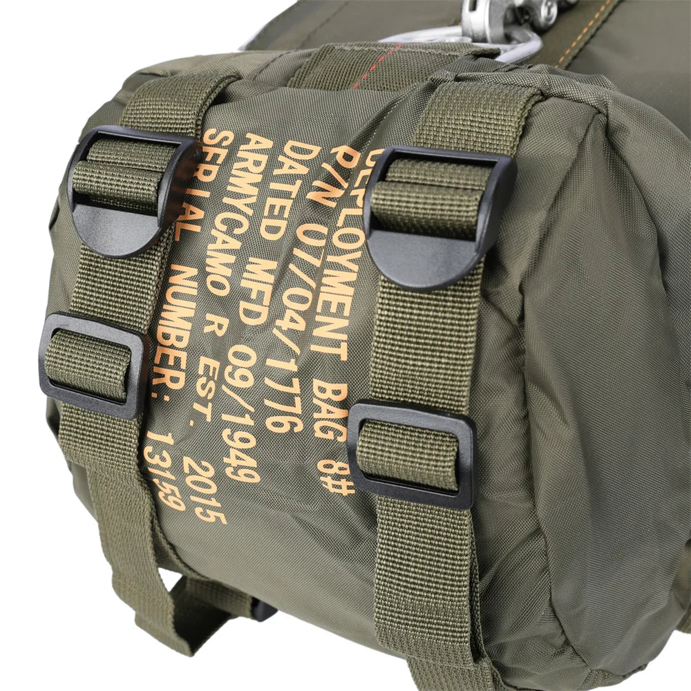 Zoom sur les sangles et boucles du sac à dos randonnée tactique 30-40L en nylon robuste