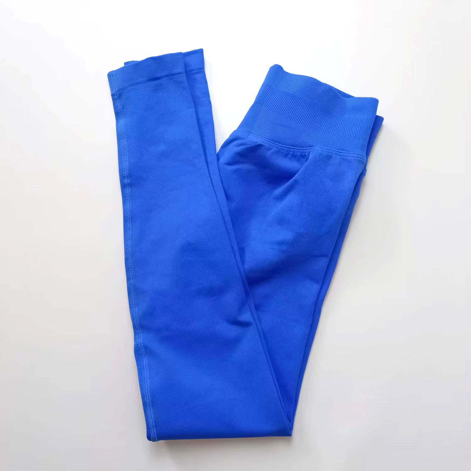 Legging de sport femme bleu électrique taille haute vue de profil avec coupe ajustée
