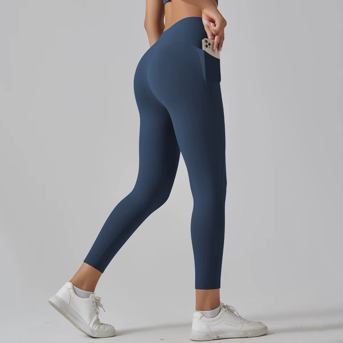 Legging de sport femme bleu marine vue de profil avec coupe ajustée et maintien stable
