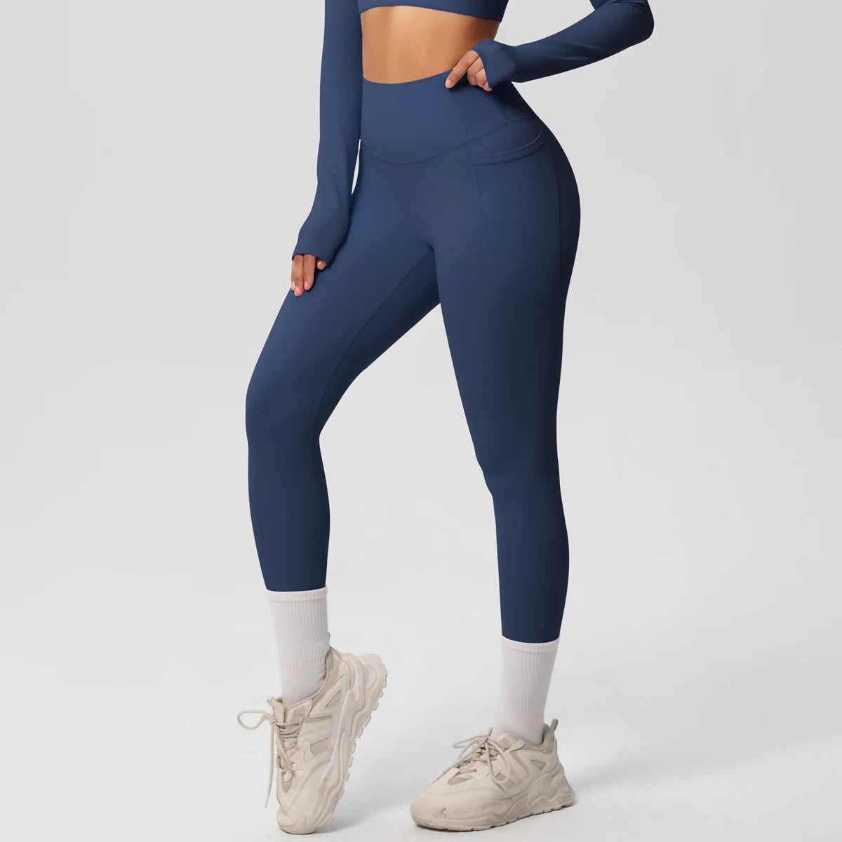 Legging de sport femme bleu marine porté en mouvement avec maintien stable et coupe ajustée
