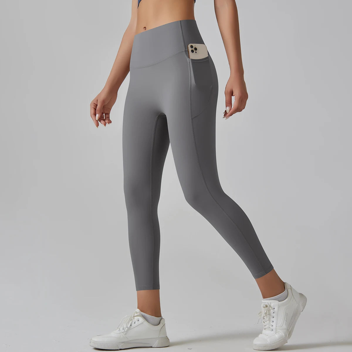 Legging de sport femme gris taille haute vue de profil avec coupe ajustée
