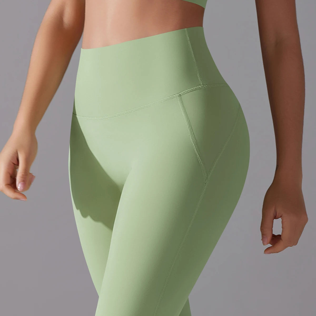 Legging de sport femme vert clair porté en mouvement avec maintien stable et coupe ajustée
