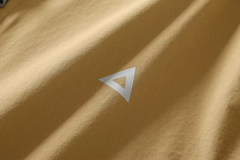 logo sur veste coupe vent homme beige tissu technique léger pour running randonnée et sport extérieur