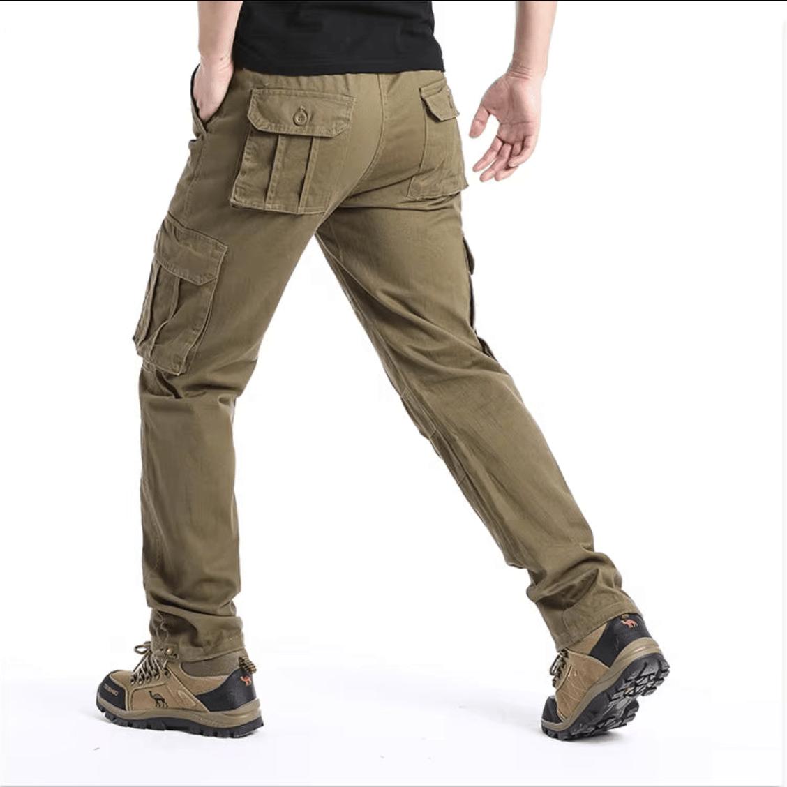 Pantalon cargo homme 100% coton kaki porté de dos en mouvement, coupe confortable avec poches arrière et latérales cargo
