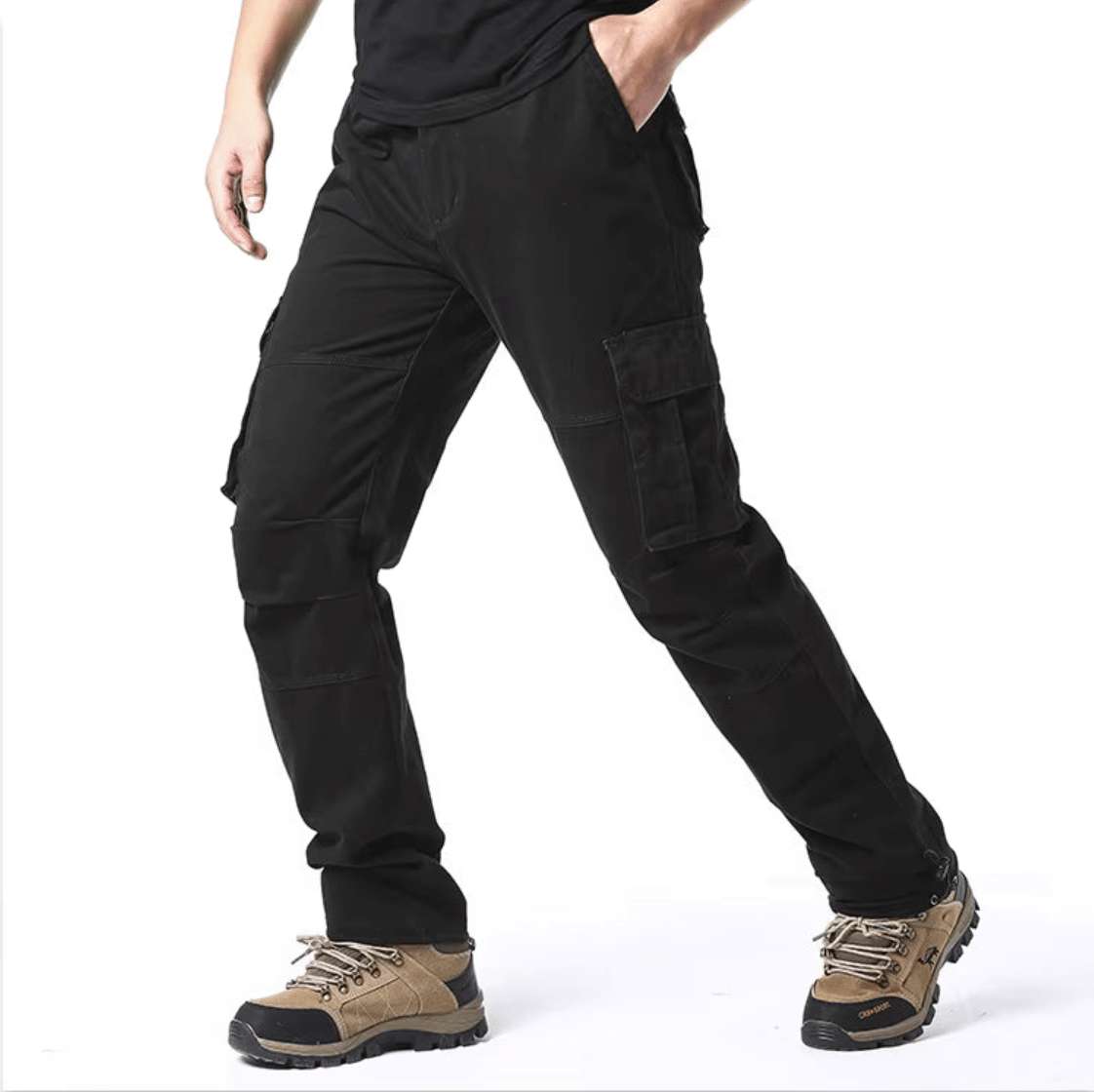 Pantalon cargo homme 100% coton noir porté en mouvement de profil, coupe droite confortable avec grandes poches latérales cargo
