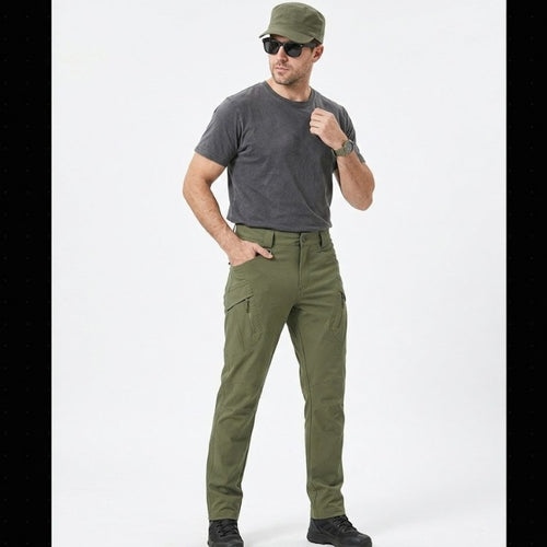 Pantalon cargo homme stretch vert olive porté par mannequin en vue 3/4, style urbain outdoor avec poches latérales