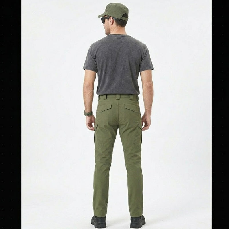 Pantalon cargo homme stretch vert olive porté par mannequin vue arrière, coupe ajustée style outdoor urbain
