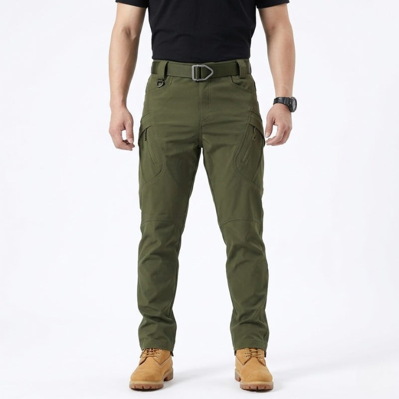 Pantalon cargo homme stretch vert olive porté par mannequin, coupe ajustée avec poches zippées, style outdoor et urbain