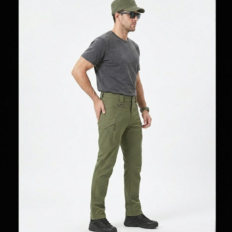 Pantalon cargo homme stretch vert olive porté par mannequin en vue de profil, coupe ajustée style outdoor urbain