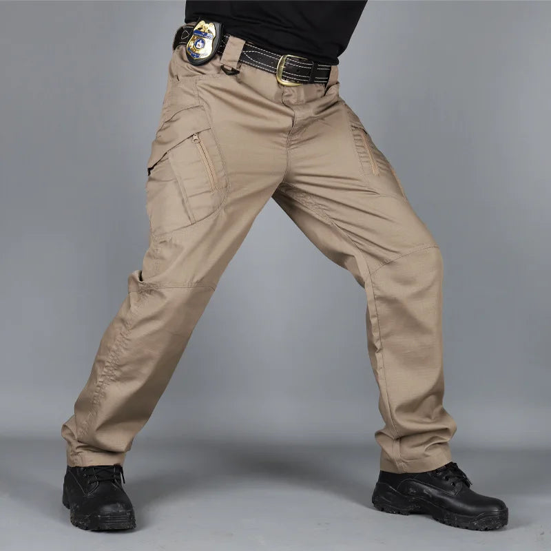 Pantalon cargo tactique homme beige sable avec poches latérales, coupe confortable pour randonnée, outdoor et usage quotidien