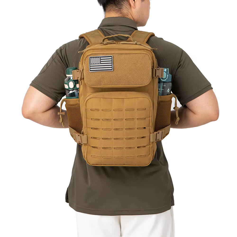Sac à dos sport tactique 25L porté par un homme avec porte-bouteilles latéraux et compartiments multiples, idéal fitness, randonnée et outdoor