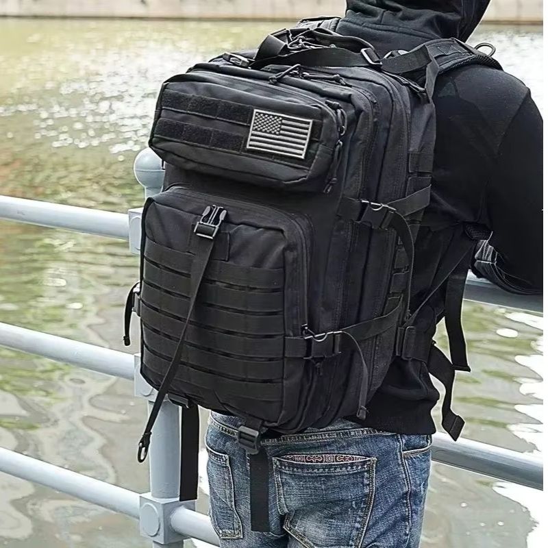 Sac à dos tactique 45L noir porté en extérieur idéal pour randonnée trekking voyage et équipement outdoor