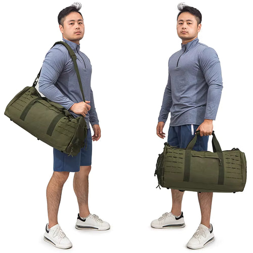 Homme portant un sac de sport fitness grande capacité avec bandoulière, idéal pour gym, musculation, entraînement et voyage sportif.