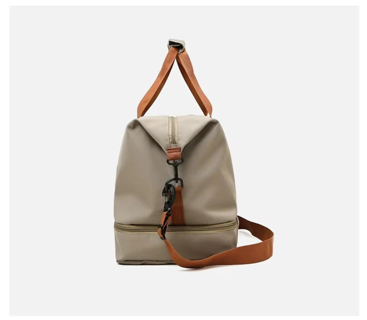 Vue côté sac de sport homme femme beige avec compartiment chaussures séparé et bandoulière pour fitness et voyage