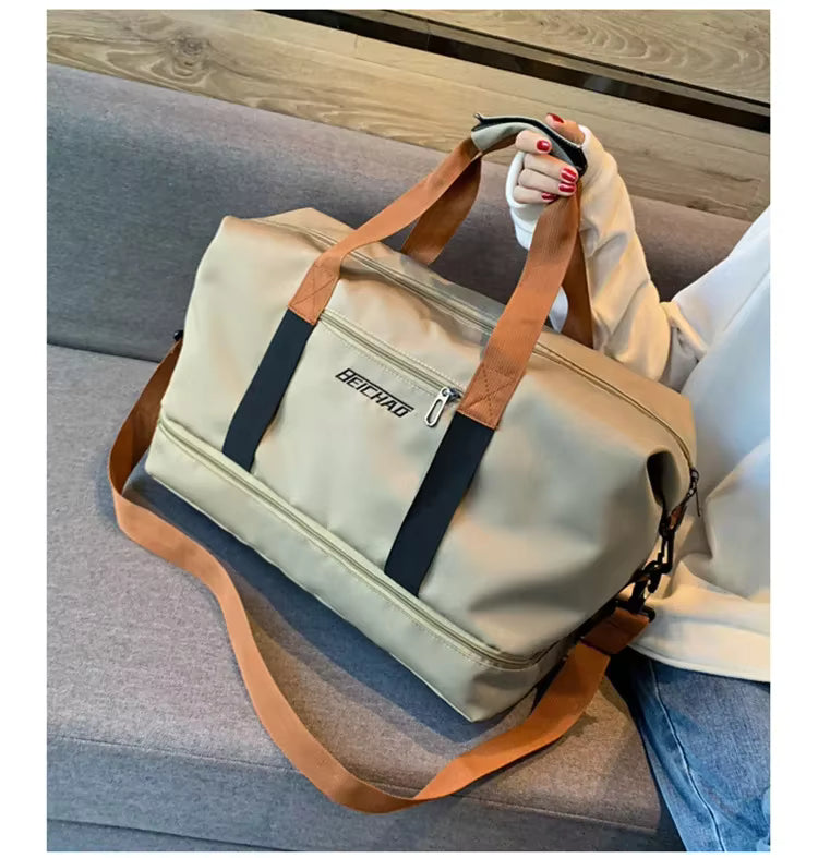 Sac de sport homme femme beige porté à la main avec compartiment chaussures séparé pour fitness, salle de sport et voyage