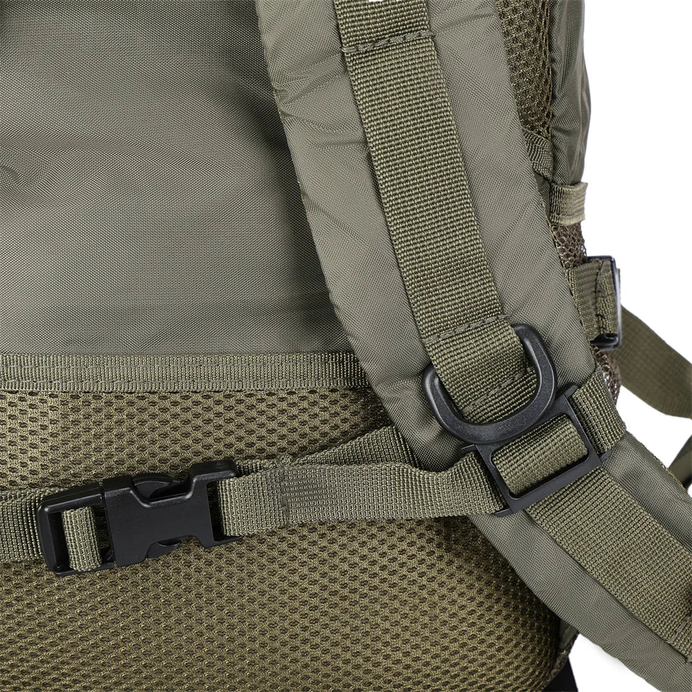 Détail sangle poitrine réglable et dos respirant du sac à dos randonnée tactique 30-40 litres