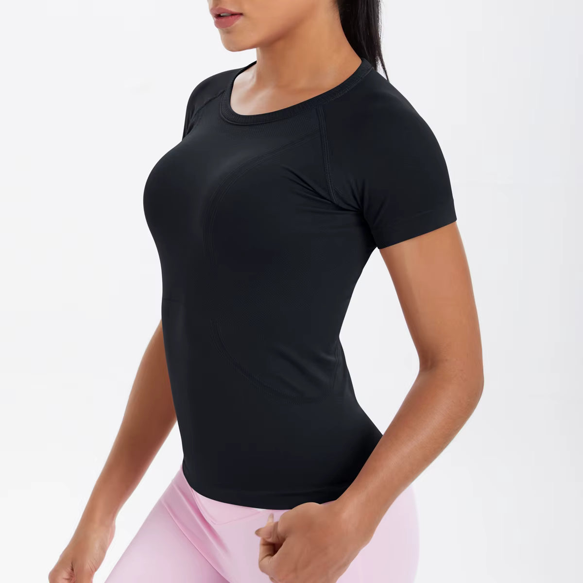 T-shirt sport femme noir respirant et ajusté, idéal pour fitness et entraînement intensif
