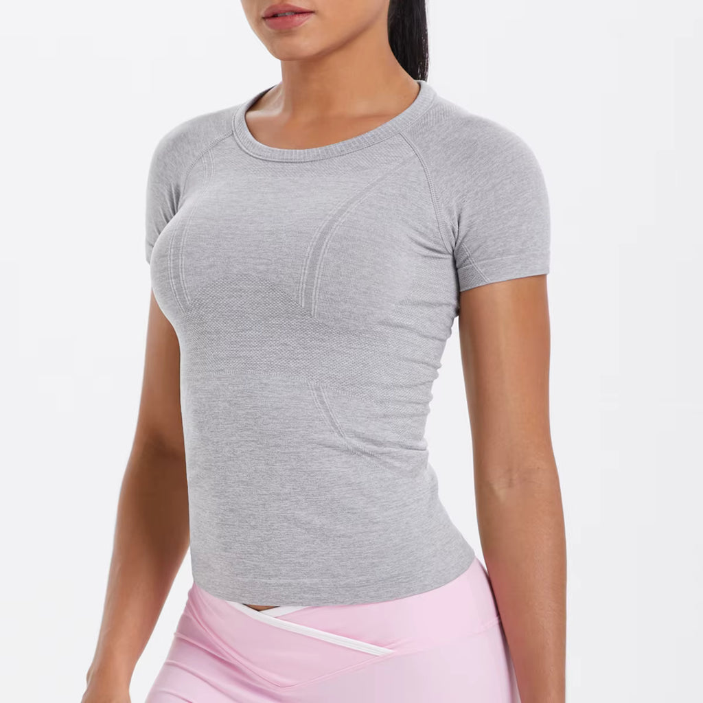 T-shirt sport femme gris respirant, coupe athlétique et tissu technique pour running et fitness
