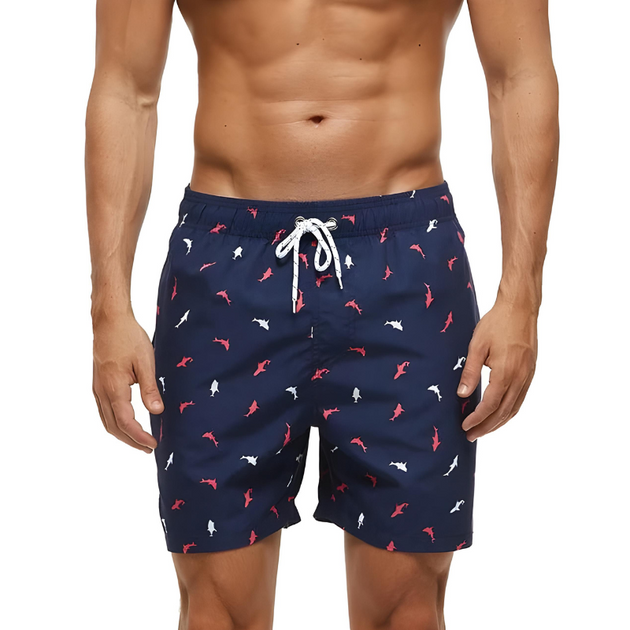Short de bain homme bleu marine porté – motifs requins rouges et blancs, taille ajustable avec cordon