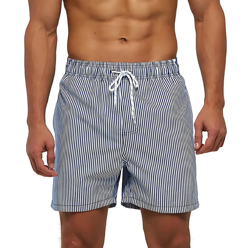 Short de bain homme à rayures bleu et blanc porté – coupe droite, cordon ajustable, style plage chic