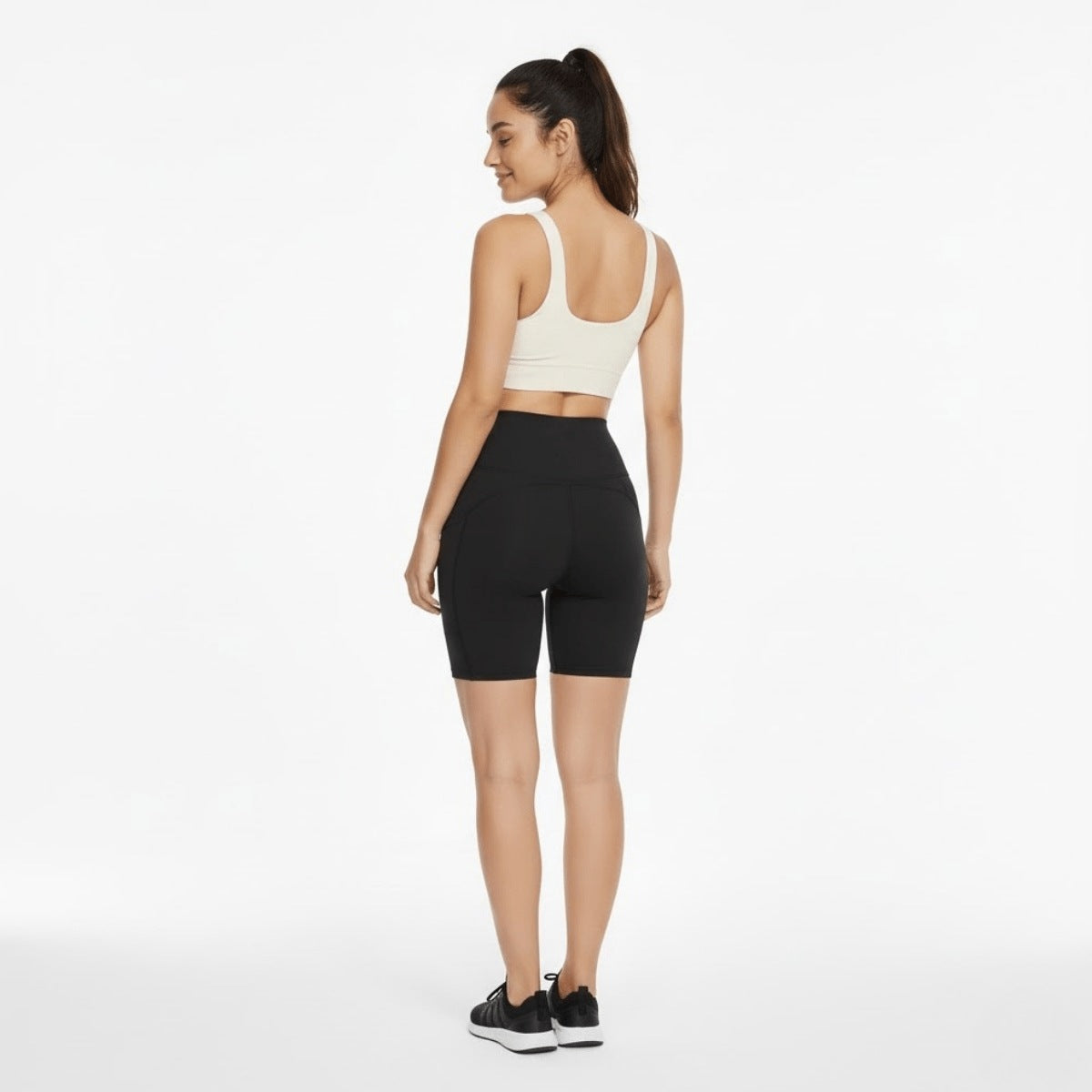 Short de compression femme noir taille haute avec poche latérale, vue dos, maintien et coupe gainante pour le sport
