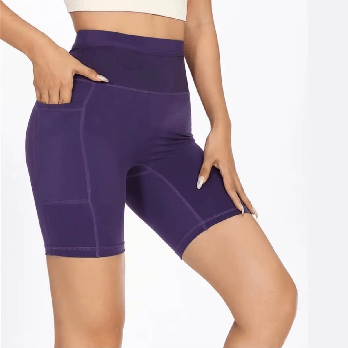 Short de compression femme violet taille haute avec poche latérale, maintien confortable pour fitness, training et yoga
