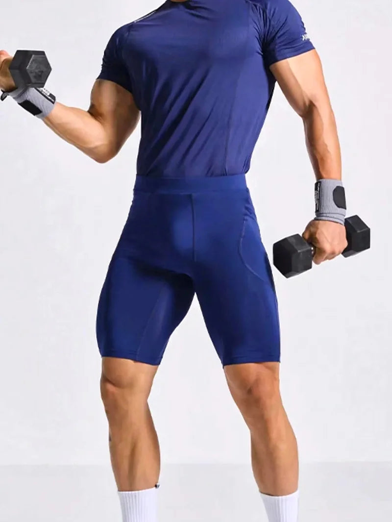 Cuissard running homme bleu en polyester technique porté en séance de musculation avec haltères