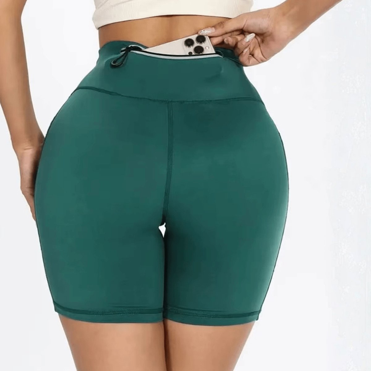 Short gainant femme vert foncé taille haute avec poche arrière discrète, maintien sculptant pour sport et fitness