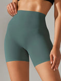 Short gainant femme vert taille haute vue de face avec maintien et coupe ajustée
