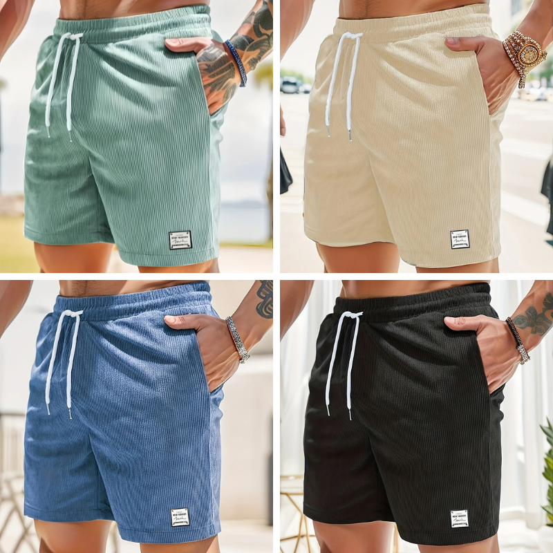Short homme gaufré disponible en 4 couleurs – vert sauge, beige sable, bleu océan et noir classique – porté dans un style estival