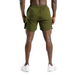 Vue arrière du short de sport vert porté par un homme – coupe ergonomique et fente latérale