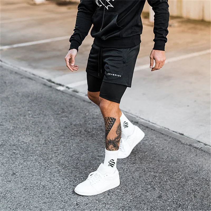 Short running homme noir 2 en 1 avec compression intégré porté en mouvement, idéal course à pied et entraînement
