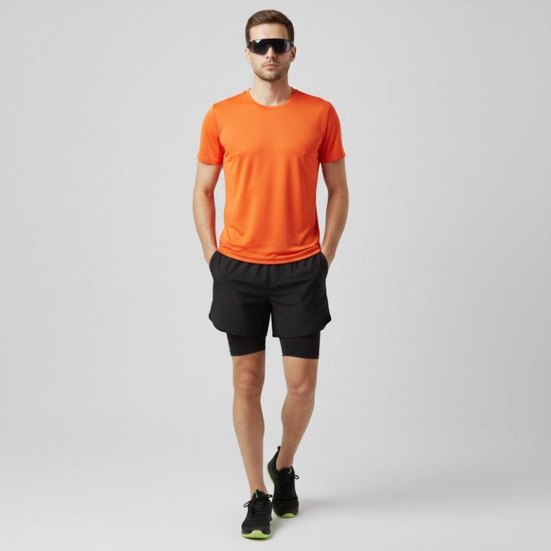 Short running homme 2 en 1 au style sportif moderne, porté par un mannequin en marche, idéal pour course, entraînement et usage quotidien.
