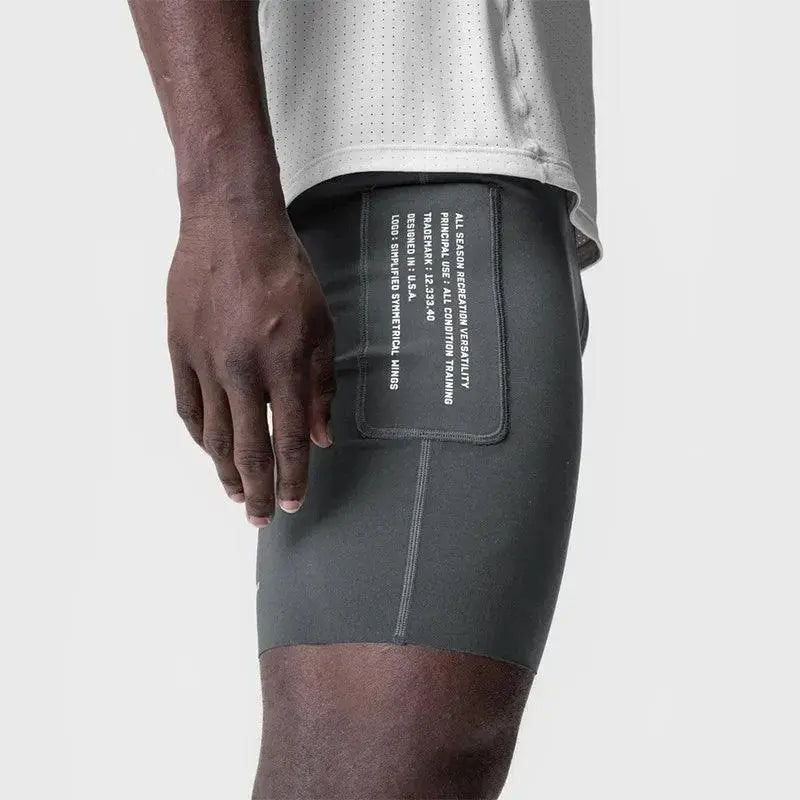 Short de running homme gris avec taille ajustable, conçu pour un confort optimal pendant les courses.