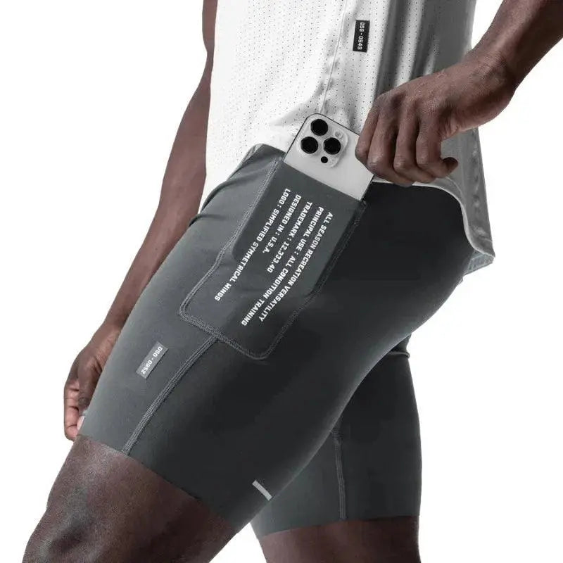 Short de running homme gris avec poches pratiques, parfait pour les entraînements en extérieur