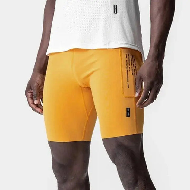 Vue latérale du short de running homme jaune, léger et confortable pour les sportifs.