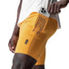 Short de running homme jaune avec taille élastique, conçu pour la course et les entraînements intenses.