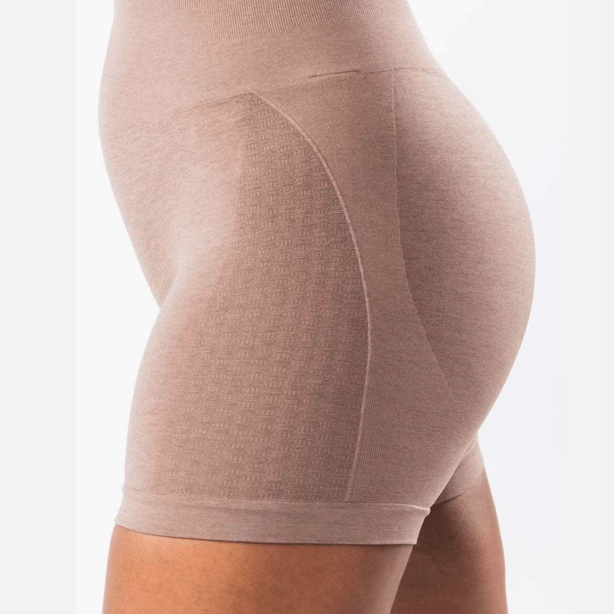 Détail du tissu du short sport femme taille haute beige sable, matière extensible et confortable.
